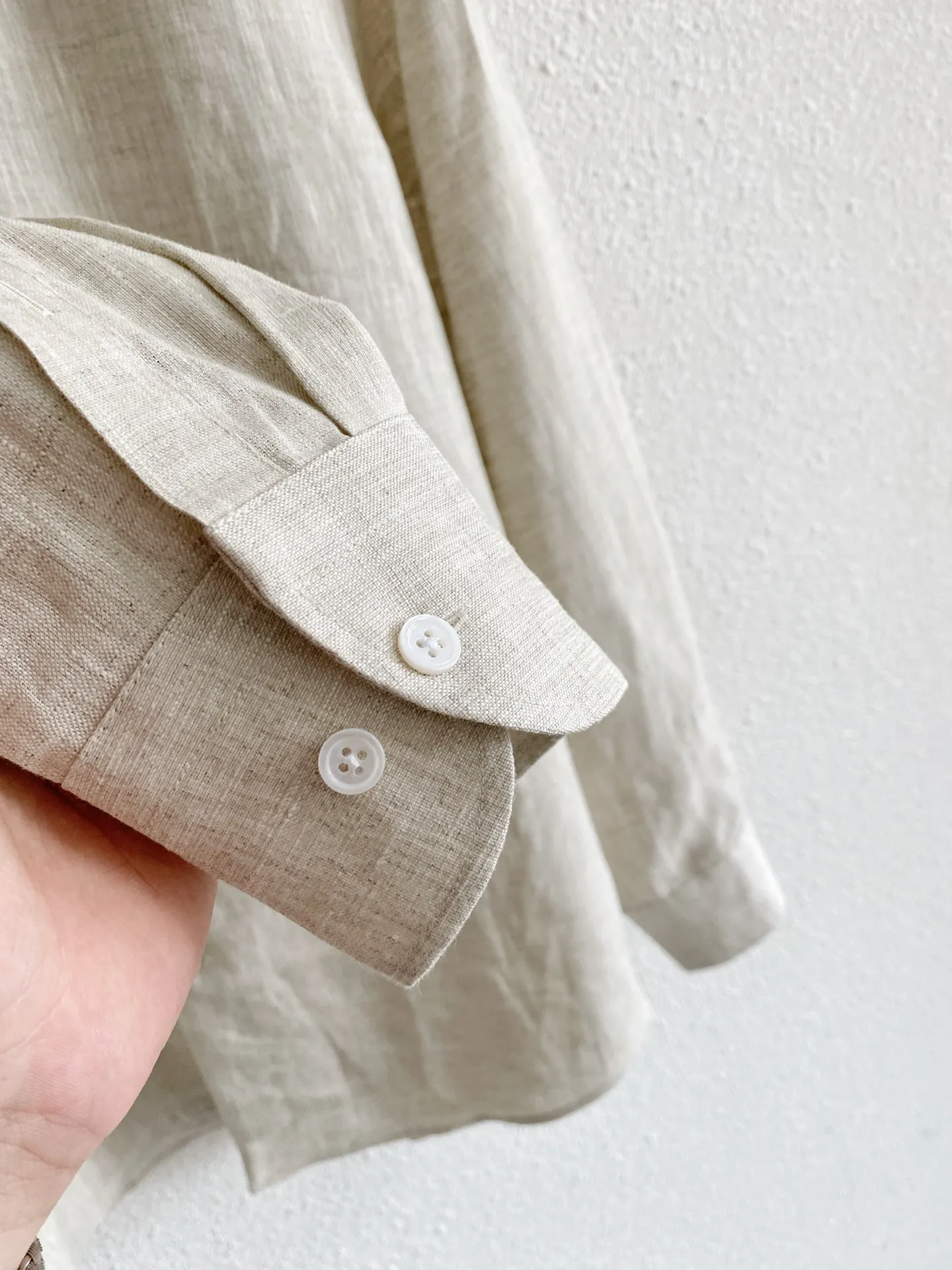 Loro Piana pure linen quiet luxury long-sleeved shirt Fabric: Select high-grade natural linen fabrics, retaining the original and delicate fabric texture of linen, with a soft matte texture, in line with the Italian style of low-key quiet luxury; The fabric has rich pores and excellent Breathable heat dissipation performance. In midsummer, the upper body can quickly dissipate body surface heat, making daily travel less prone to sweating and sticky skin; Native linen will produce natural light wrinkles, creating a casual and relaxed wearing atmosphere. The fabric has been pre-processed and optimized, and the rough and itchy feeling has been greatly weakened, making it comfortable to wear against the skin. The color fastness of the fabric has been controlled, and light colors are less prone to yellowing and dullness after repeated washing and care. Style and details: It adopts an elegant Italian small square collar with built-in shaping technology, which is not easy to fall and deform after daily wear and cleaning; the buttoned neckline is suitable for light business scenes, and you can switch to daily casual style by loosening the two upper buttons; the tailoring adopts a slightly loose shoulder version, which is very tolerant for figures with slippery shoulders, large shoulder width, and fat on the waist and abdomen. The shoulders are neatly routed, and the upper body does not feel tight and restrictive; The buttons on the placket are neatly arranged, and the wiring is fine and concealed. There is no conspicuously exposed brand logo, and the details are restrained and restrained; the regular-length long-sleeved cuffs can be folded freely, which can create different looks; the arc-shaped hem design is suitable for multiple wearing methods. It can be worn neatly and smartly when tucked into trousers, while the hem can be worn outside for a lazy and comfortable look. Color selection: Light sky blue: The tone is fresh and clear, with outstanding visual cooling effect. It is suitable for spring and summer seasons. It is suitable for all types of Light Gray, Khaki, and White bottoms. It is refreshing and neat for commuting, and suitable for more formal travel occasions; Oatmeal: the natural color of linen, with a warm and soft texture, stronger stain resistance, and a higher fault tolerance rate for daily wear. It is suitable for leisure travel, daily shopping and other scenes, and has a strong sense of old money. Sizes:M-4XL